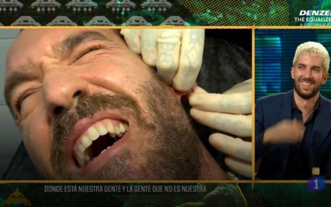 Jorge Ponce haciéndose un pendiente en La Revuelta