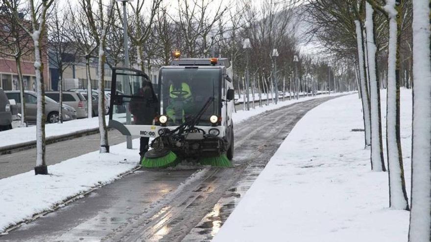 Una máquina barredora quitando la nieve en Gasteiz.