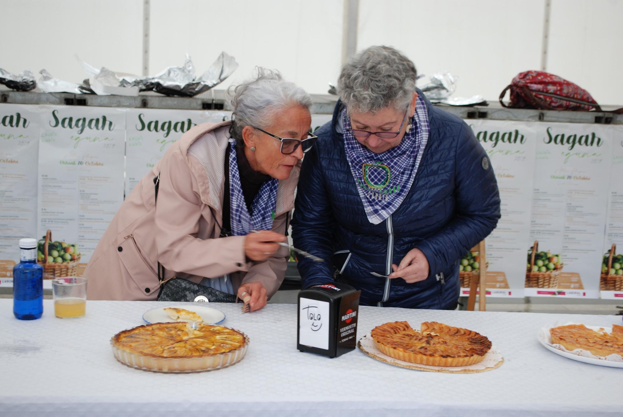 Jurado del concurso de tartas de manzana en un anterior Sagar Eguna en Laudio