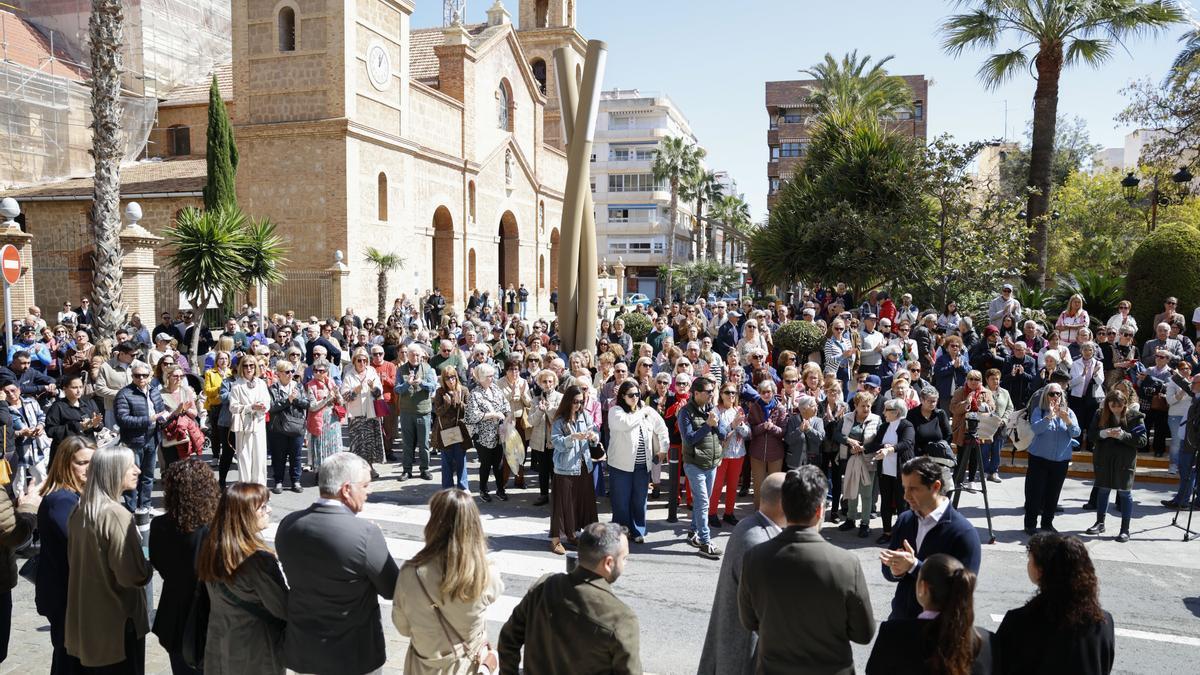Vecinos de Torrevieja, en el minuto de silencio en honor a la niña de 3 años presuntamente asesinada por su padre.