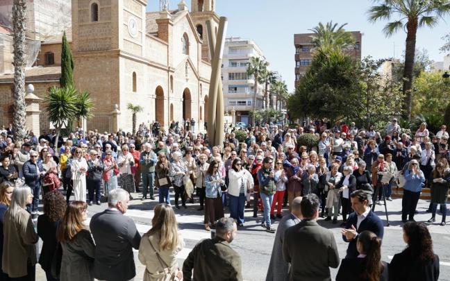 Vecinos de Torrevieja, en el minuto de silencio en honor a la niña de 3 años presuntamente asesinada por su padre.