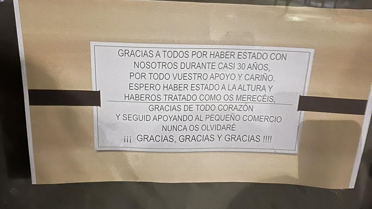 El mensaje colgado por el obrador en su puerta