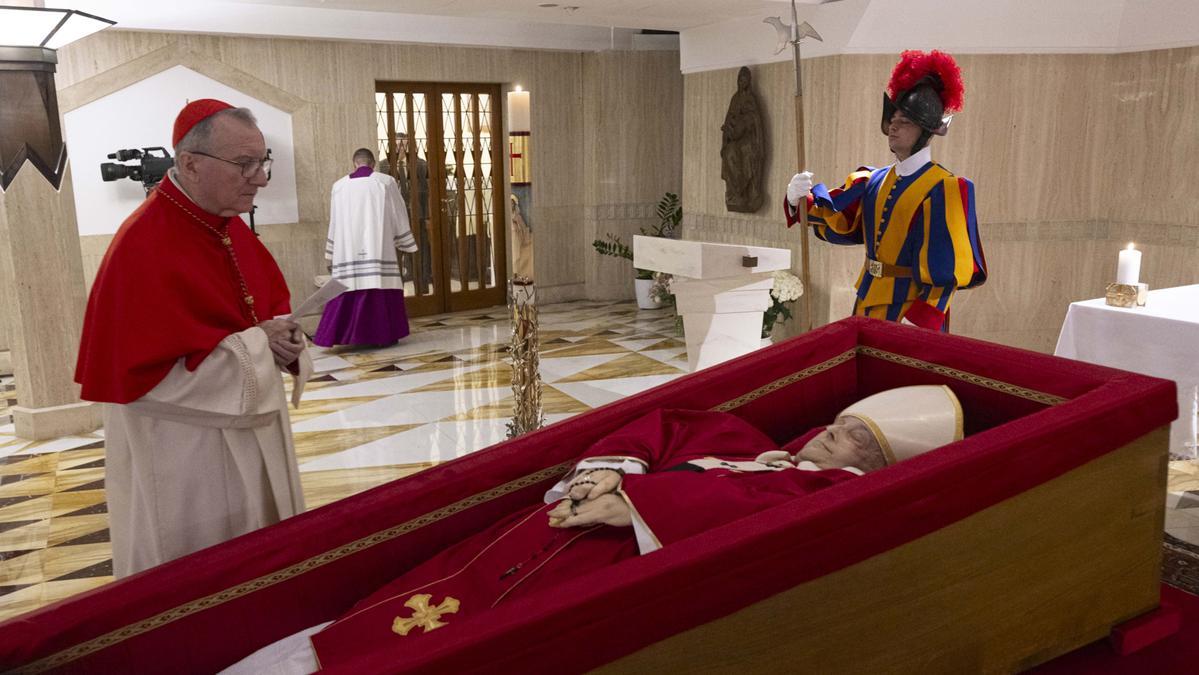 El camarlengo, el cardenal Kevin Joseph Farrel, ante el ataúd del papa Francisco