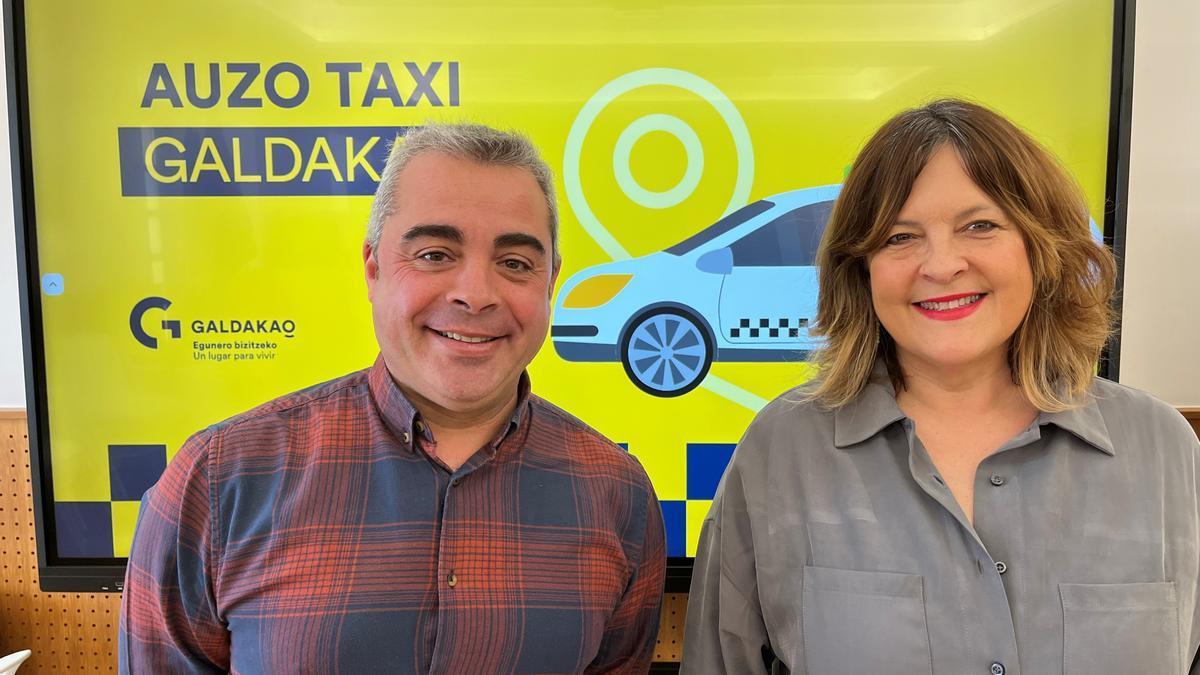 Concejales del Ayuntamiento de Galdakao en la presentación del nuevo servicio de Auxo Taxi