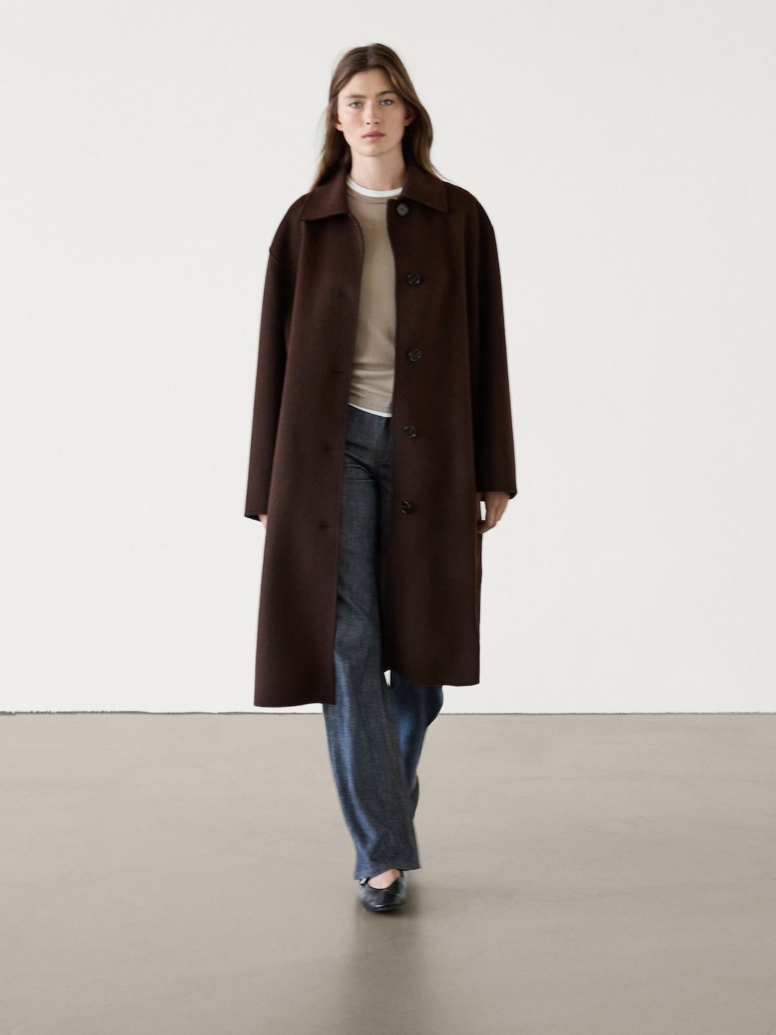 Abrigo recto de Massimo Dutti en color burdeos (199 euros).