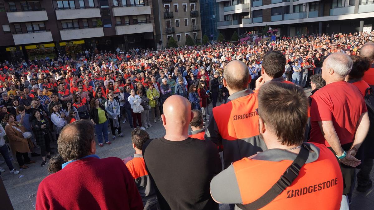 En imágenes: Miles de personas se manifiestan en Basauri contra los despidos en Bridgestone