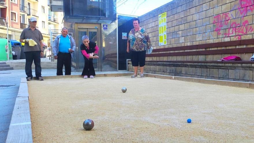 Las mujeres también se han animado a jugar a la petanca en Elgoibar.