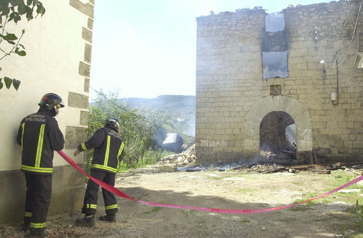 Los bomberos apagaron una de las casas que cogió fuego el día 15.