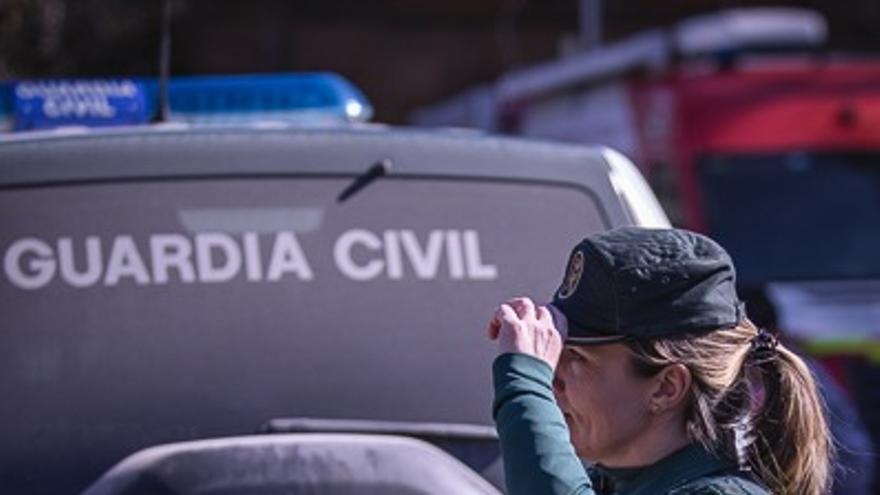 Una guardia civil, durante un control