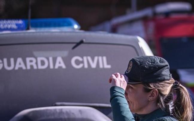 Una guardia civil, durante un control