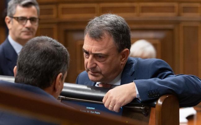 Pedro Sánchez conversa con Aitor Esteban en el Congreso.
