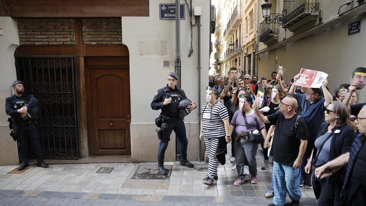 Una marcha hasta El Ventorro denuncia la "negligencia" de Mazón, su equipo y el PP