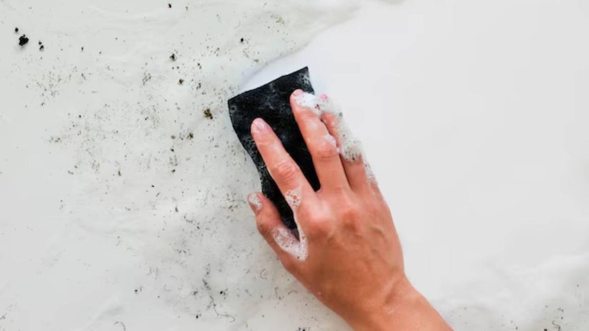 Método para eliminar el moho del techo del baño