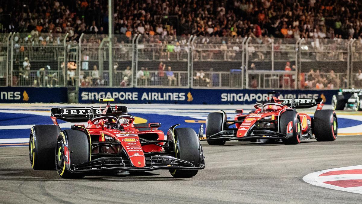 El equipo de Ferrari, Carlos Sainz y Charles Leclerc, en el circuito urbano de Marina Bay durante el Gran Premio de Singapur de Fórmula 1.