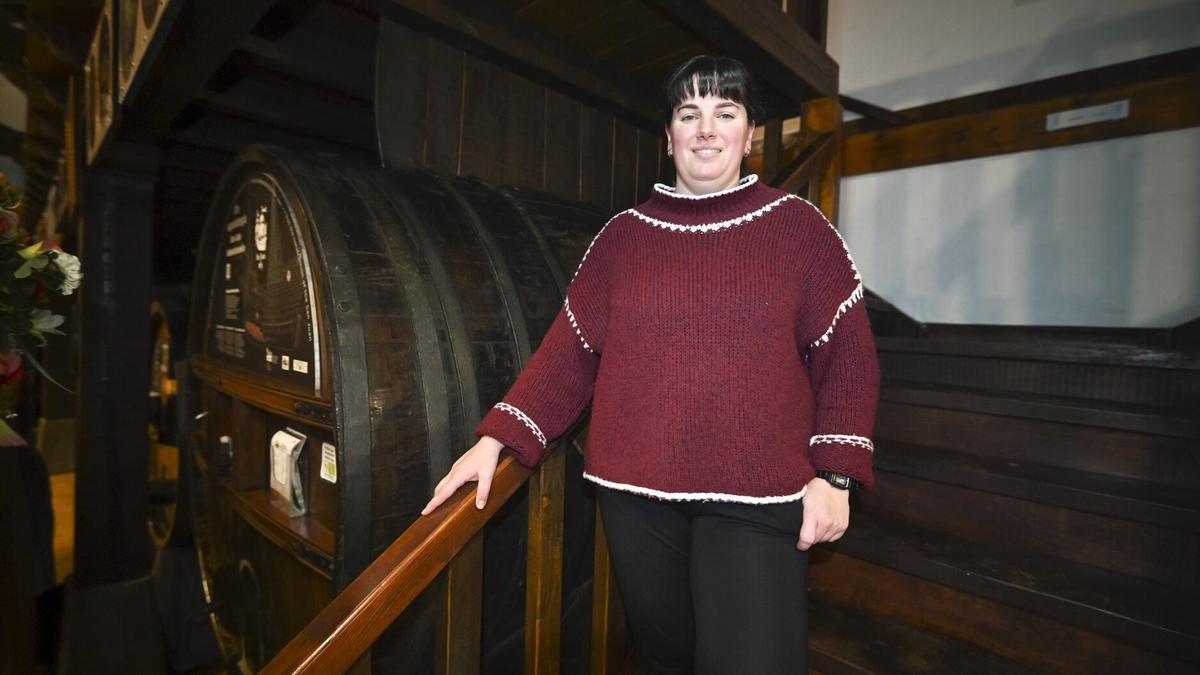 Eider junto a las kupelas que custodian el preciado caldo.