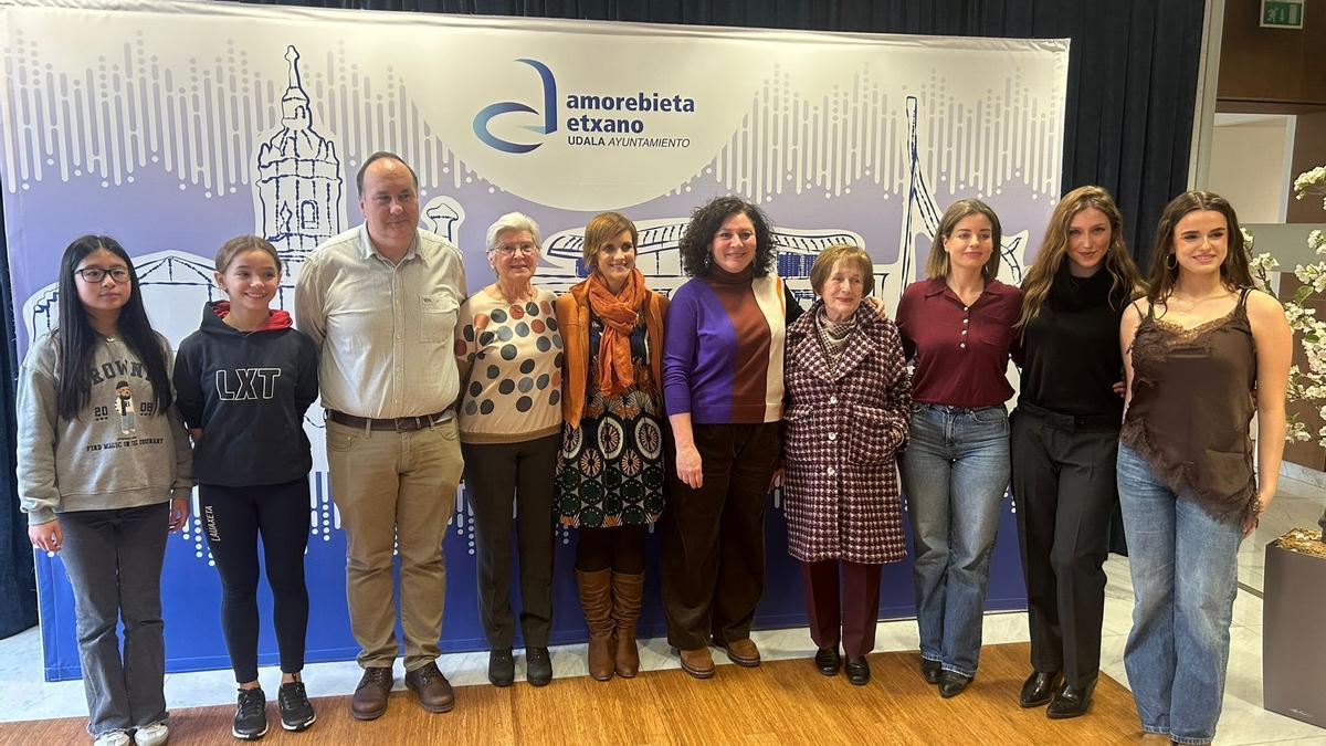 Representantes institucionales, docentes, científicas y alumnas participantes en el acto celebrado en Amorebieta-Etxano