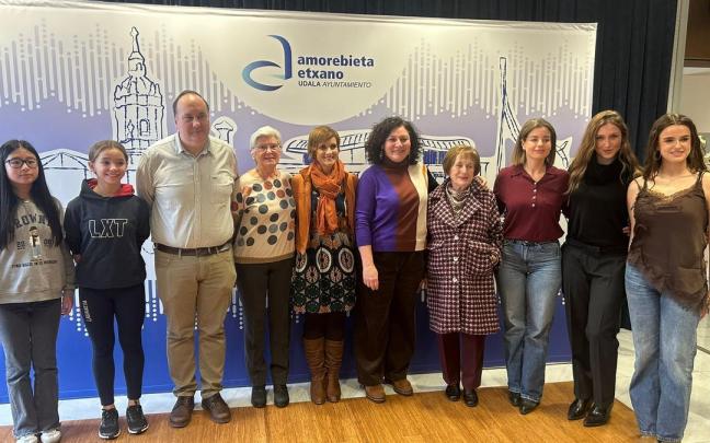 Representantes institucionales, docentes, científicas y alumnas participantes en el acto celebrado en Amorebieta-Etxano