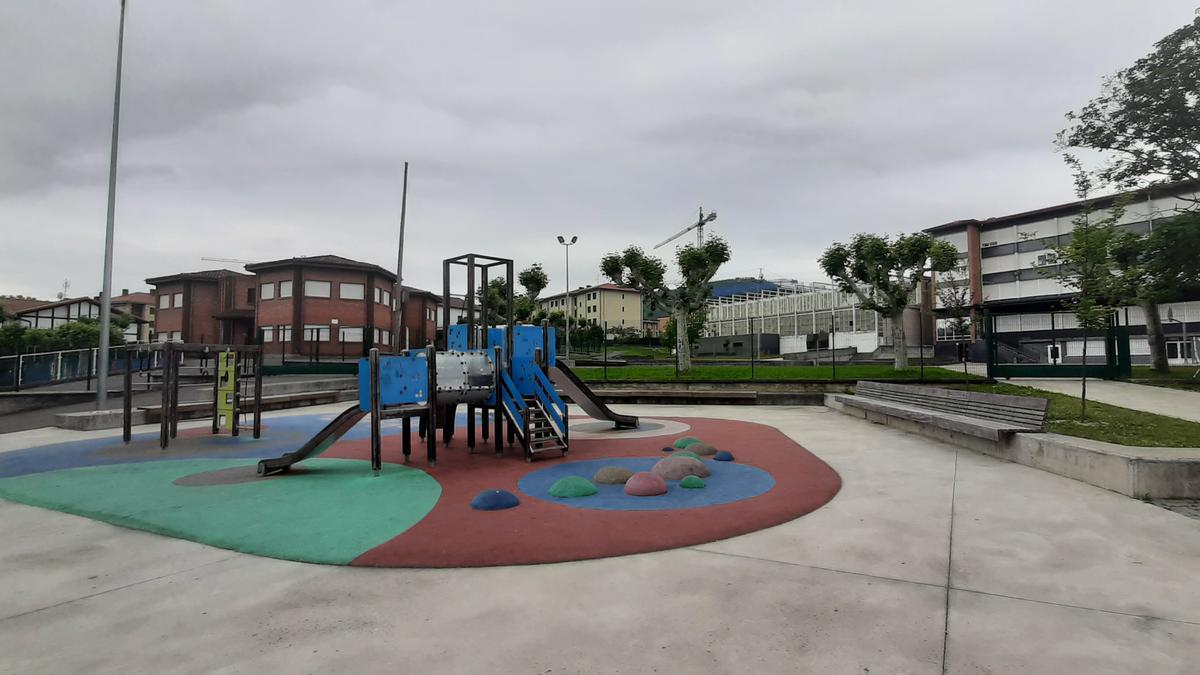 El parque infantil público de Mendiko Eskola en Amurrio antes de instalarse el columpio adaptado