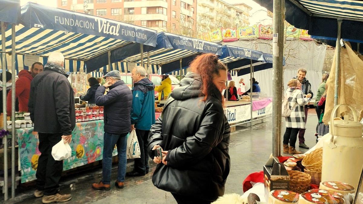 Un anterior mercado baserritarra en la plaza Juan Urrutia de Amurrio