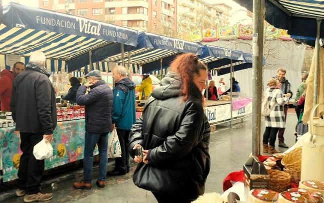 Un anterior mercado baserritarra en la plaza Juan Urrutia de Amurrio