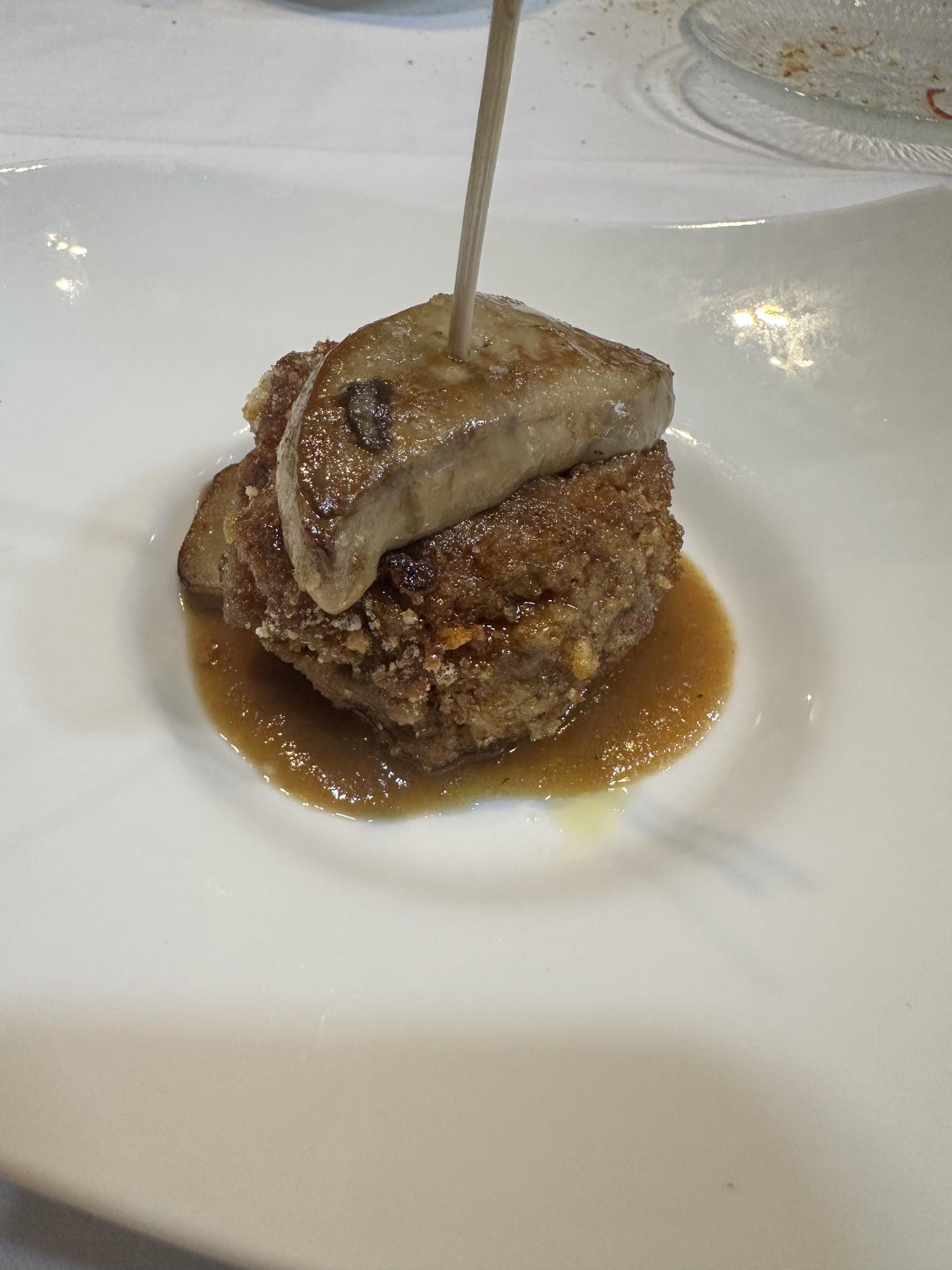 La albóndiga de tartar con foie, de Baserri Maitea.