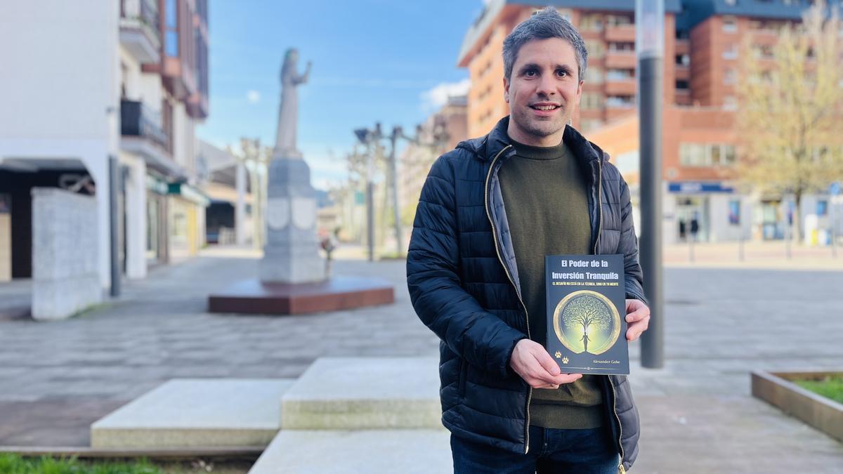 Alex González con su libro en Beasain