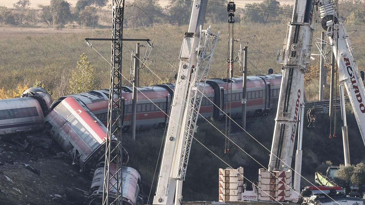Grúas trabajan en la zona del accidente ferroviario en Urda.