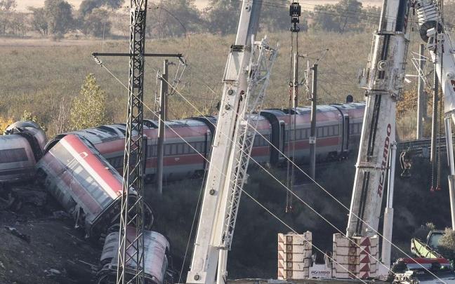Grúas trabajan en la zona del accidente ferroviario en Urda.