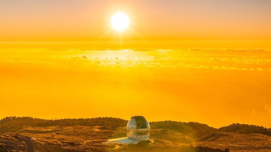 El Sol se alza sobre un observatorio astronómico.
