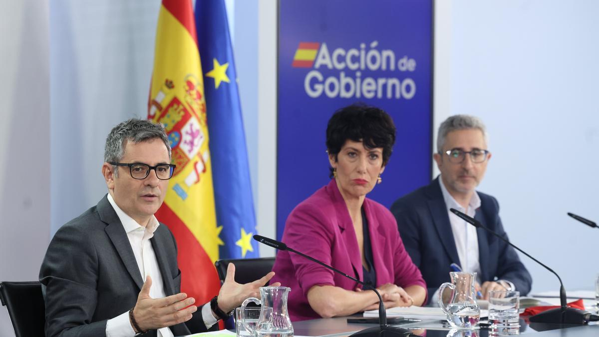 el ministro de Presidencia, Justicia y Relaciones con las Cortes, Félix Bolaños; la ministra de Inclusión, Seguridad Social y Migraciones, portavoz del Gobierno, Elma Saiz, y el ministro de Hacienda, Arcadi España, en la rueda de prens