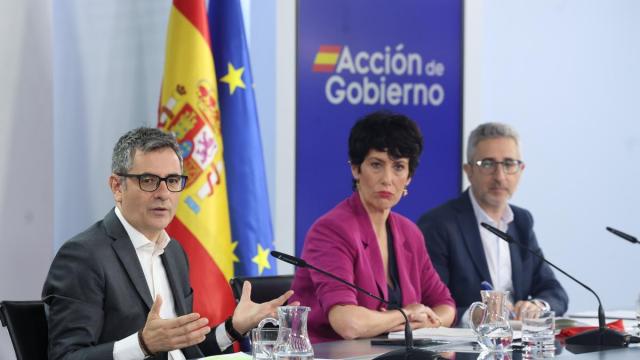 el ministro de Presidencia, Justicia y Relaciones con las Cortes, Félix Bolaños; la ministra de Inclusión, Seguridad Social y Migraciones, portavoz del Gobierno, Elma Saiz, y el ministro de Hacienda, Arcadi España, en la rueda de prens