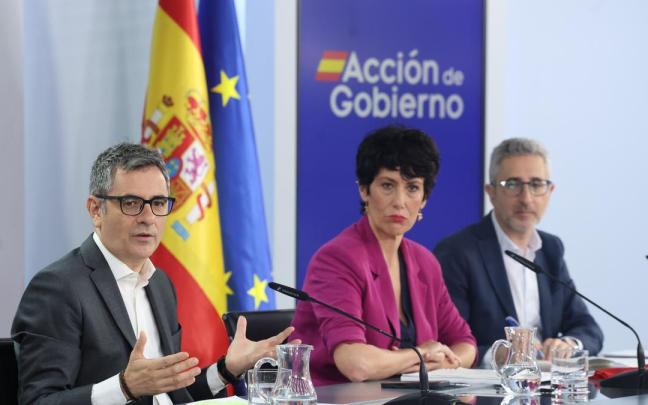 el ministro de Presidencia, Justicia y Relaciones con las Cortes, Félix Bolaños; la ministra de Inclusión, Seguridad Social y Migraciones, portavoz del Gobierno, Elma Saiz, y el ministro de Hacienda, Arcadi España, en la rueda de prens