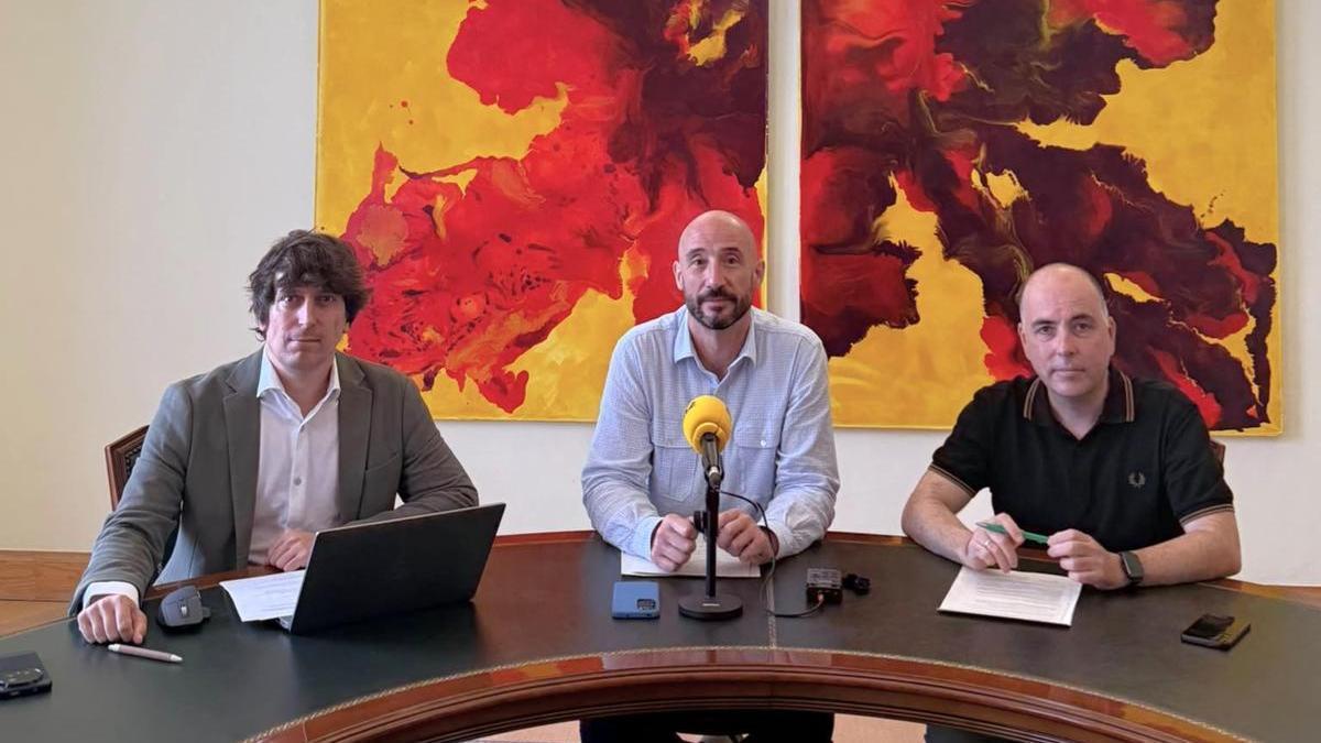 Representantes del gobierno municipal, formado por PSE-EE y PNV, durante la presentación de las propuestas que elevarán al pleno.