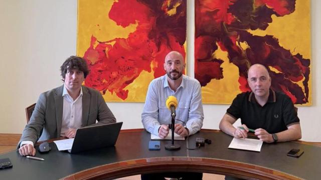 Representantes del gobierno municipal, formado por PSE-EE y PNV, durante la presentación de las propuestas que elevarán al pleno.