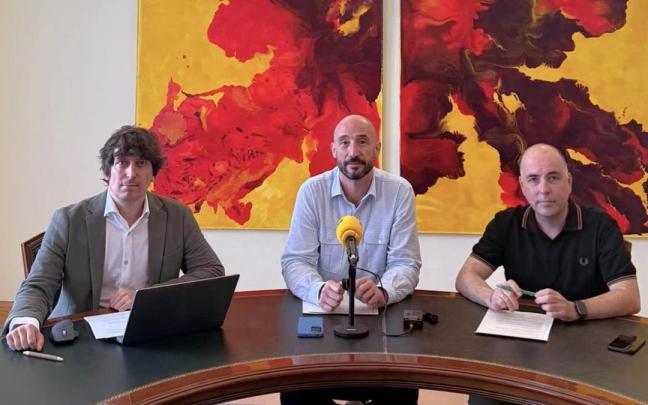 Representantes del gobierno municipal, formado por PSE-EE y PNV, durante la presentación de las propuestas que elevarán al pleno.