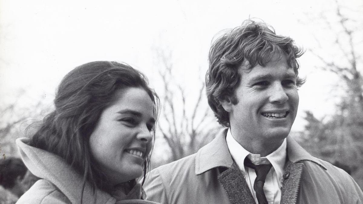 El actor estadounidense, Ryan O'Neal, junto a su compañera de reparto en 'Love Story' Ali MacGraw.