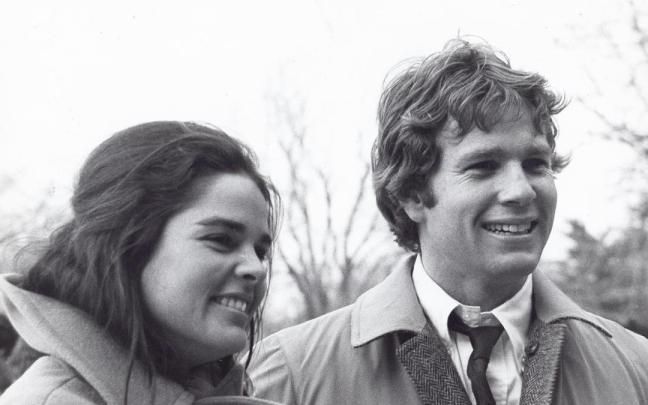 El actor estadounidense, Ryan O'Neal, junto a su compañera de reparto en 'Love Story' Ali MacGraw.