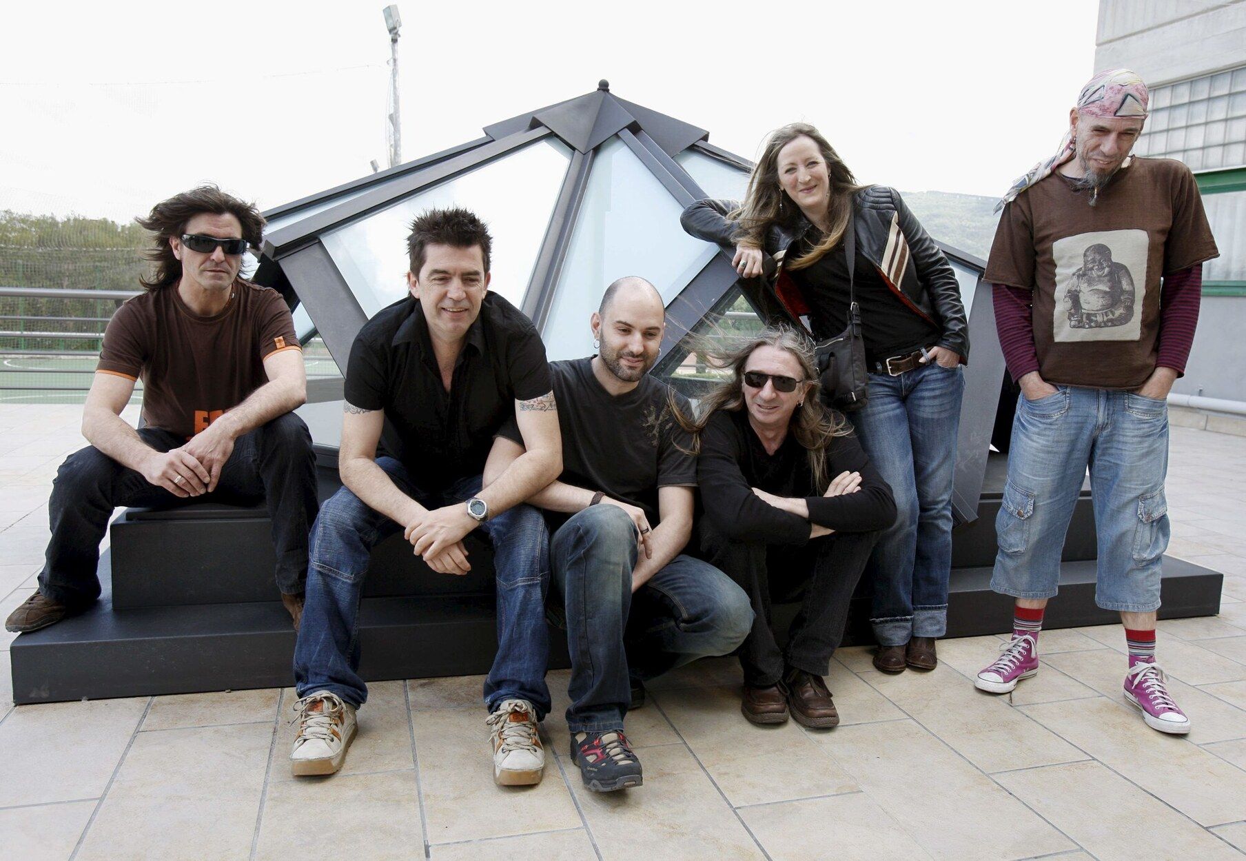 Ha colaborado con artistas como Bunbury, Loquillo, Luz Casal, Rosendo o Amaral, dejando huella en el rock.