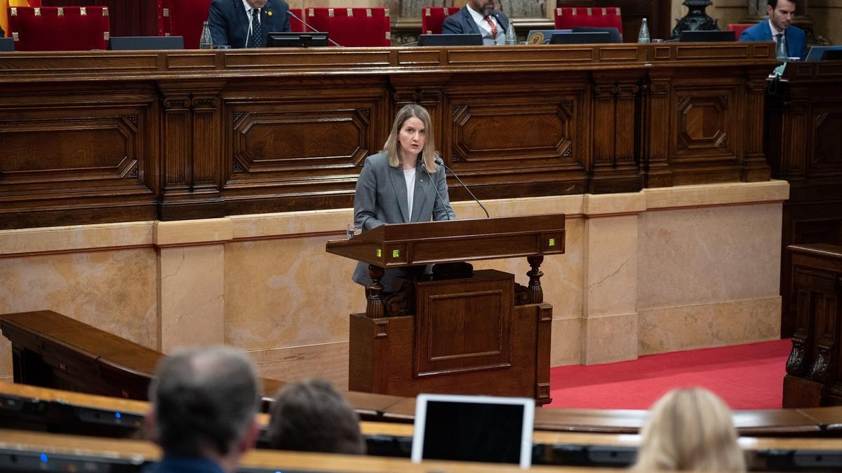 La consellera de Derechos Sociales, Mònica Martínez Bravo, durante el pleno del Parlament de Catalunya.