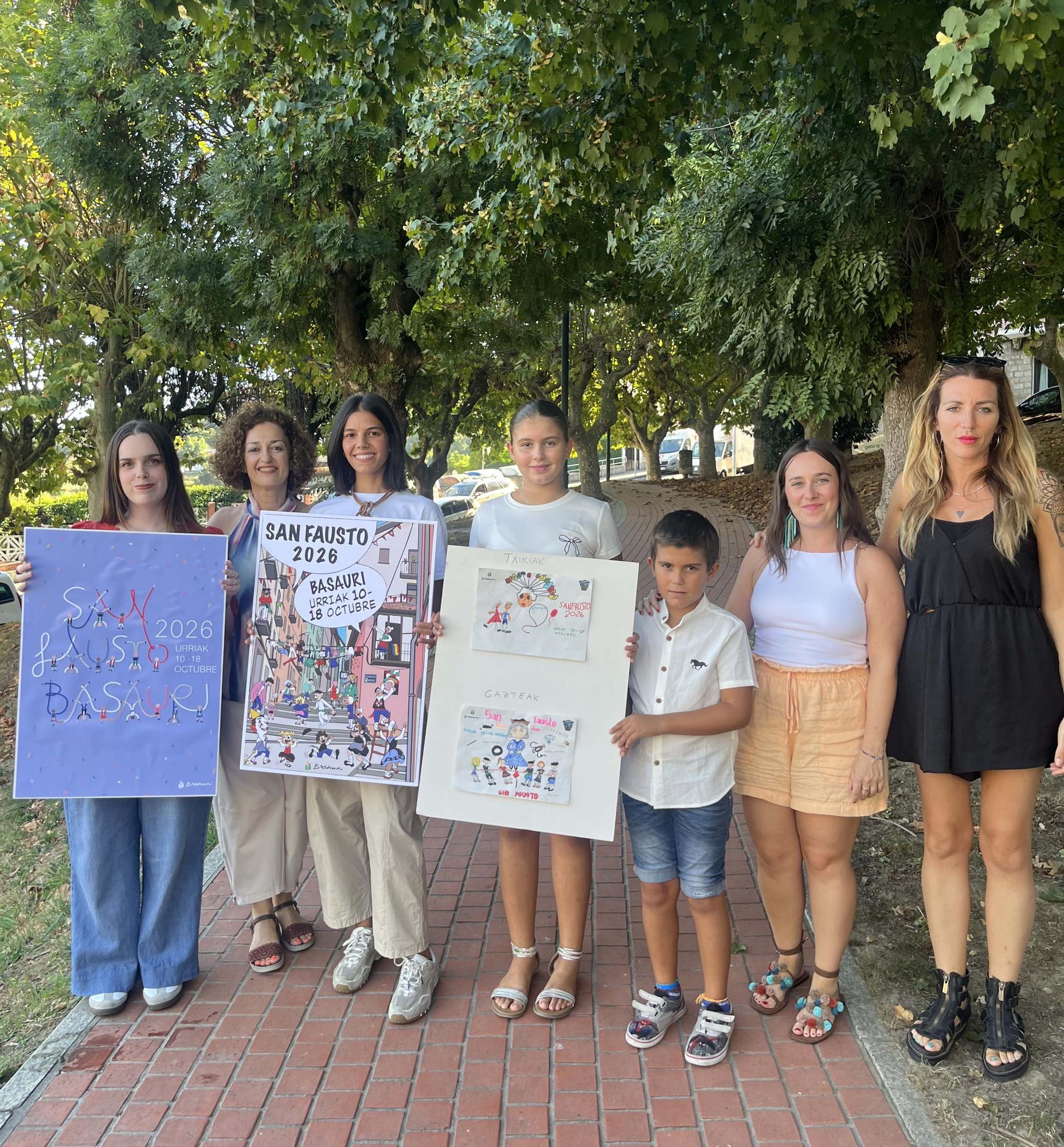 Todos los ganadores del concurso con la concejala de Cultura y representantes de Herriko Taldeak
