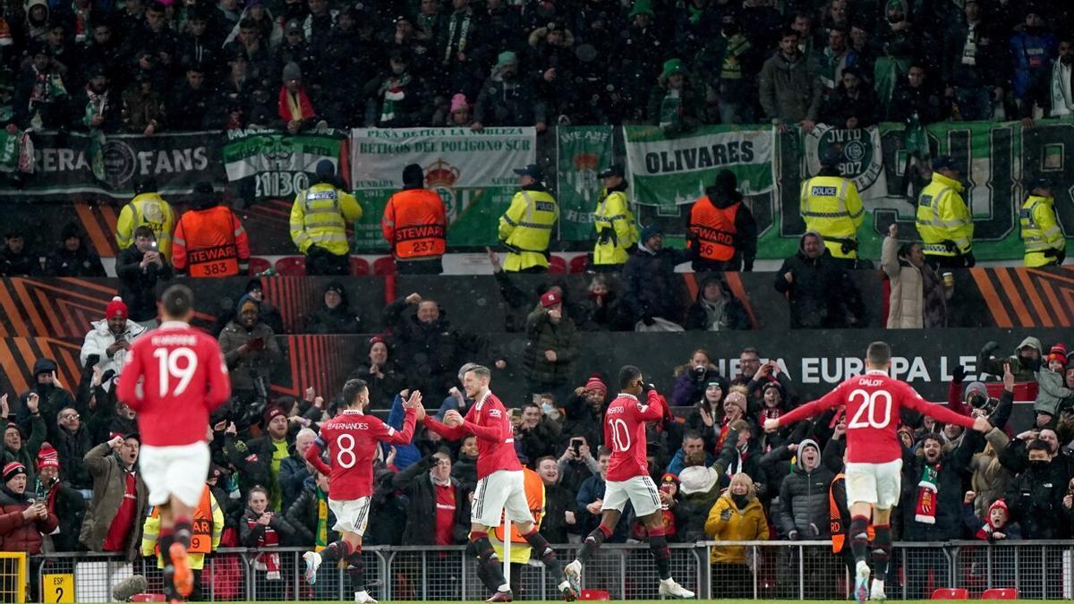 La afición del Betis, en Old Trafford.