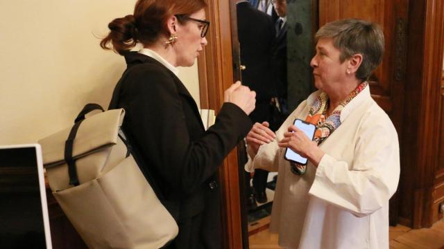 La senadora de EAJ-PNV Nerea Ahedo junto a la ministra de Sanidad, Mónica García