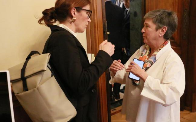 La senadora de EAJ-PNV Nerea Ahedo junto a la ministra de Sanidad, Mónica García