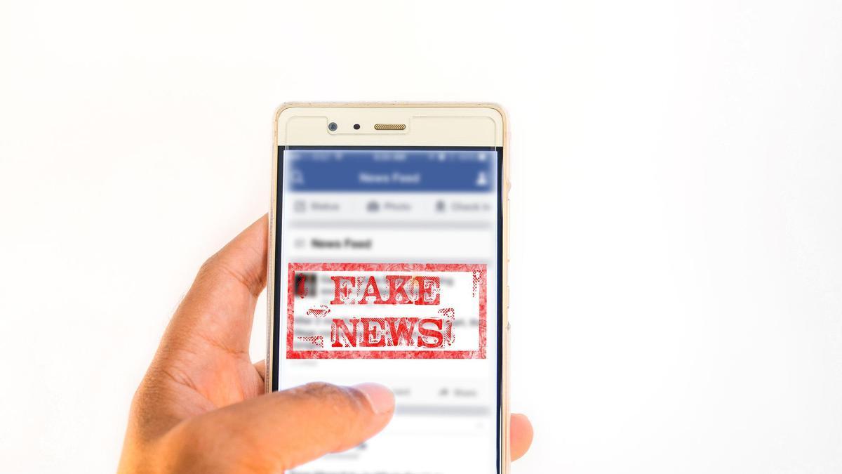'Fake news' logoa duen mugikor bat.