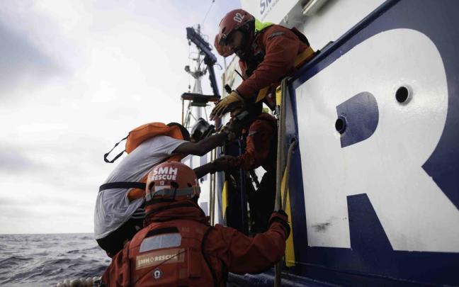 Rescate de migrantes por el 'Aita Mari' en el Mediterráneo / SMH Rescate de migrantes por el 'Aita Mari' en el Mediterráneo