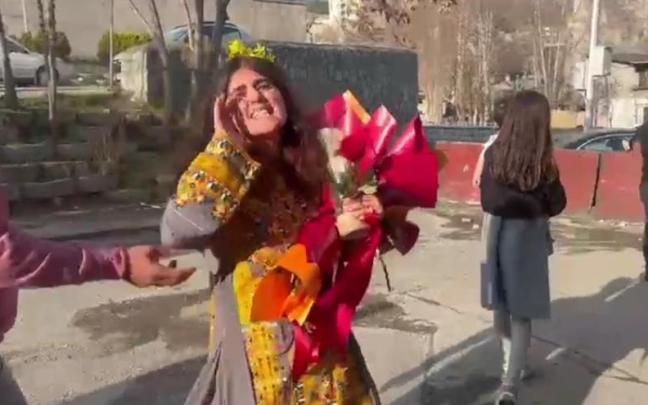 Sepidé Gholian en el vídeo que ha publicado en sus redes sociales tras su liberación. Sepidé Gholian en el vídeo que ha publicado en sus redes sociales tras su liberación.