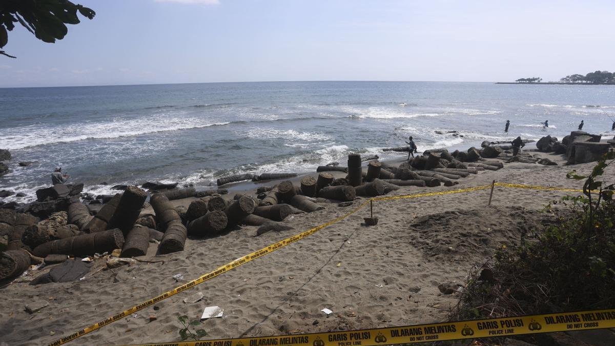 Líneas policiales instaladas en la playa Alberto, donde fue encontrado el cuerpo de María Matilde Muñoz, en la aldea de Senggigi, Lombok Occidental.