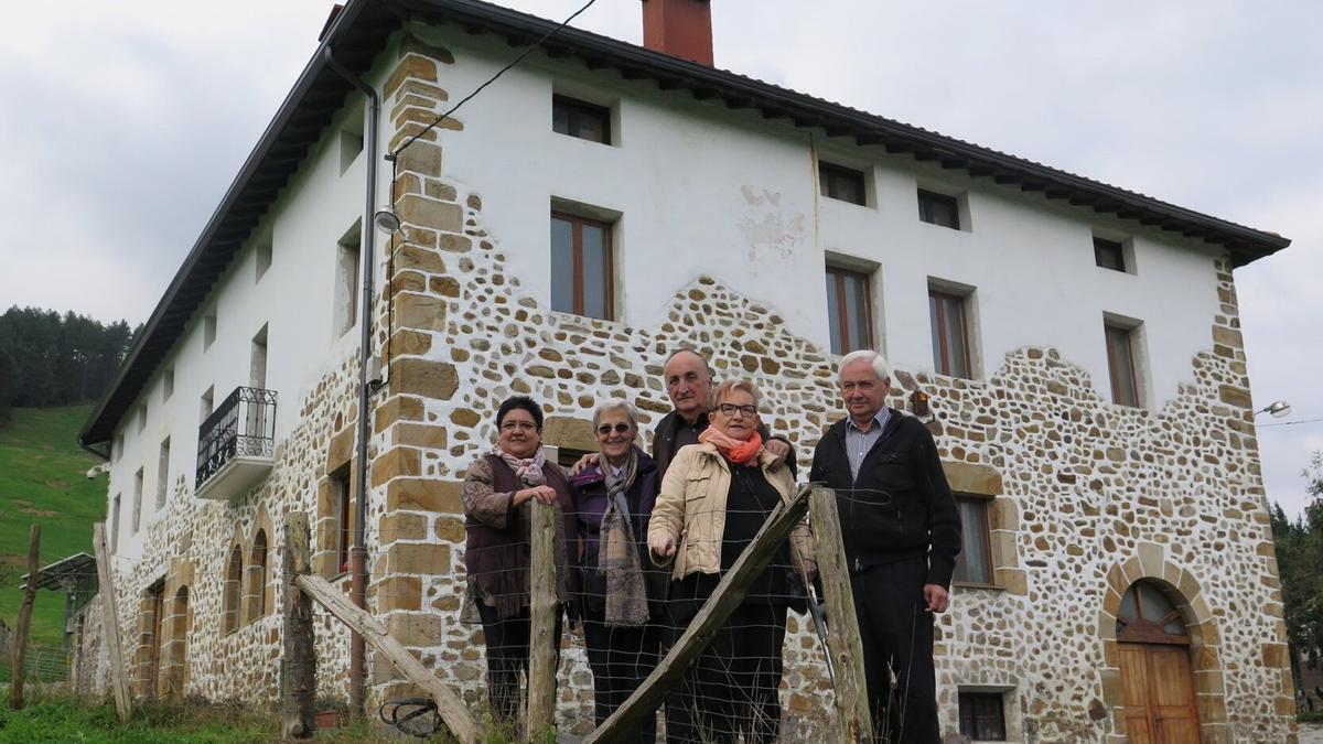 Daniel Aranguren, en el centro, con sus primos Arantza Segurola, Marina y Mertxe Aranguren y Bittor Ibarguren, delante del caserío Erreizabal.