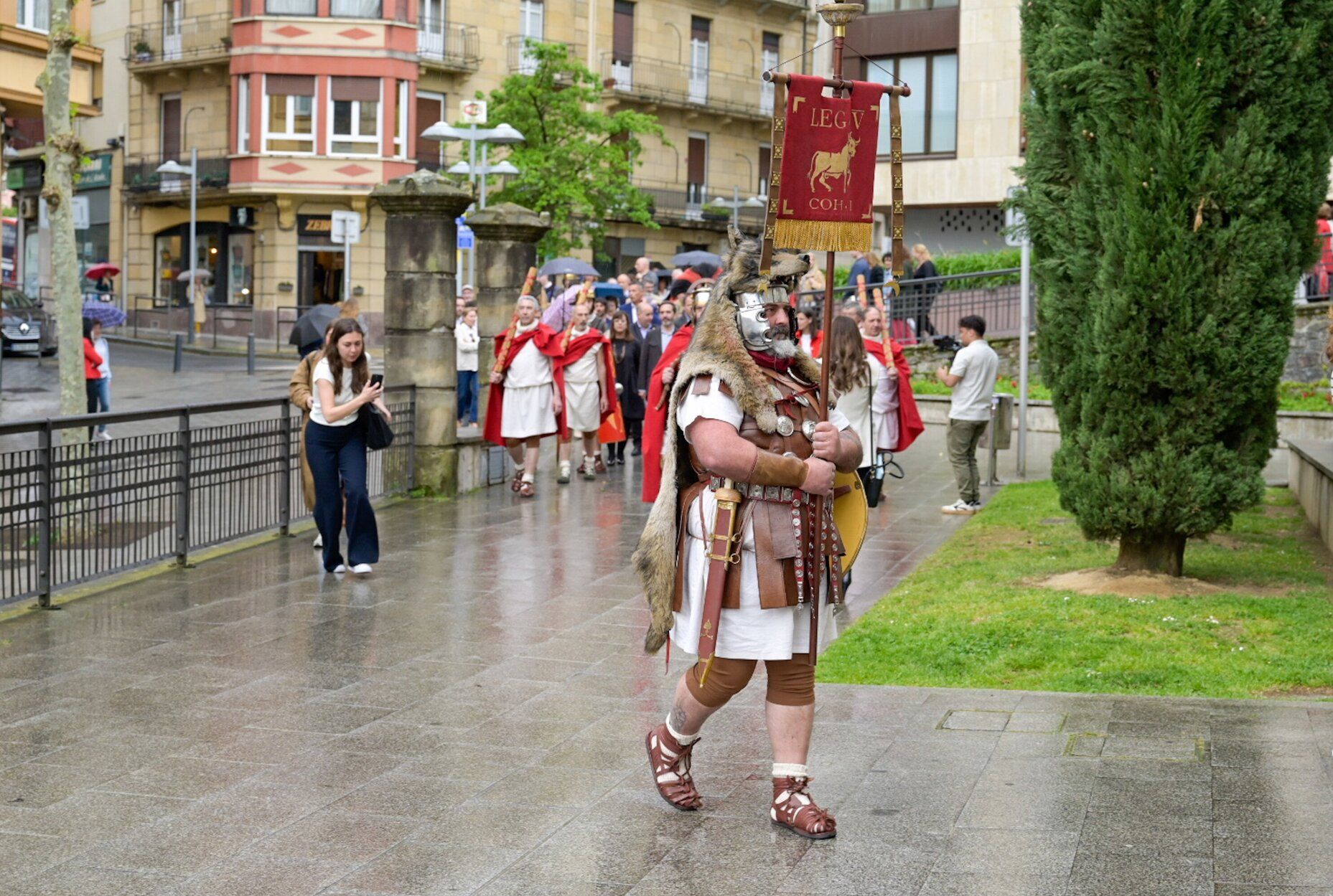 Una persona con atuendo romano en Irun.
