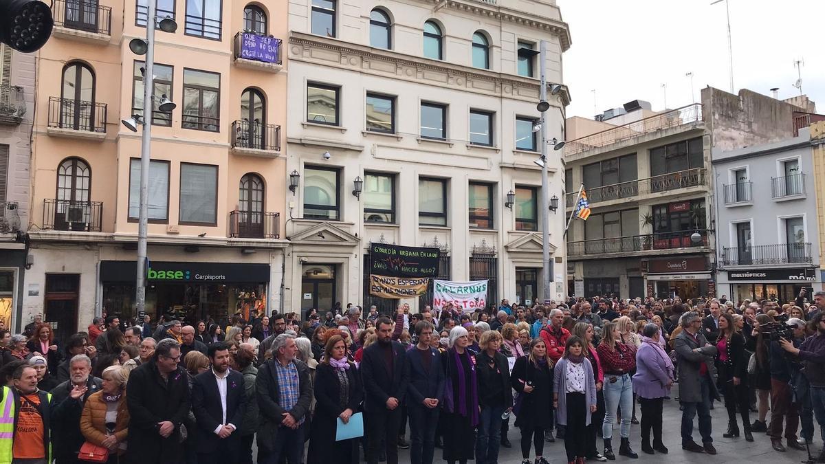 Concentración ante el Ayuntamiento de Badalona contra la violación grupal a una menor.